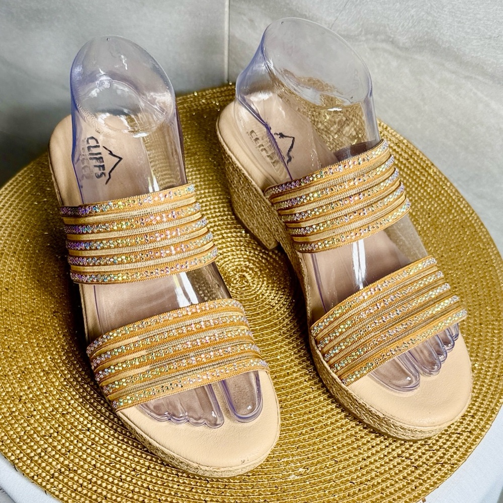 Cliffs by WHITE MOUNTAIN Gold Wedge Sandals W Size 8 EXCELLENT CONDITION !